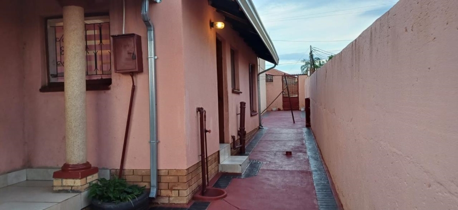 2 Bedroom Property for Sale in Soshanguve A Gauteng