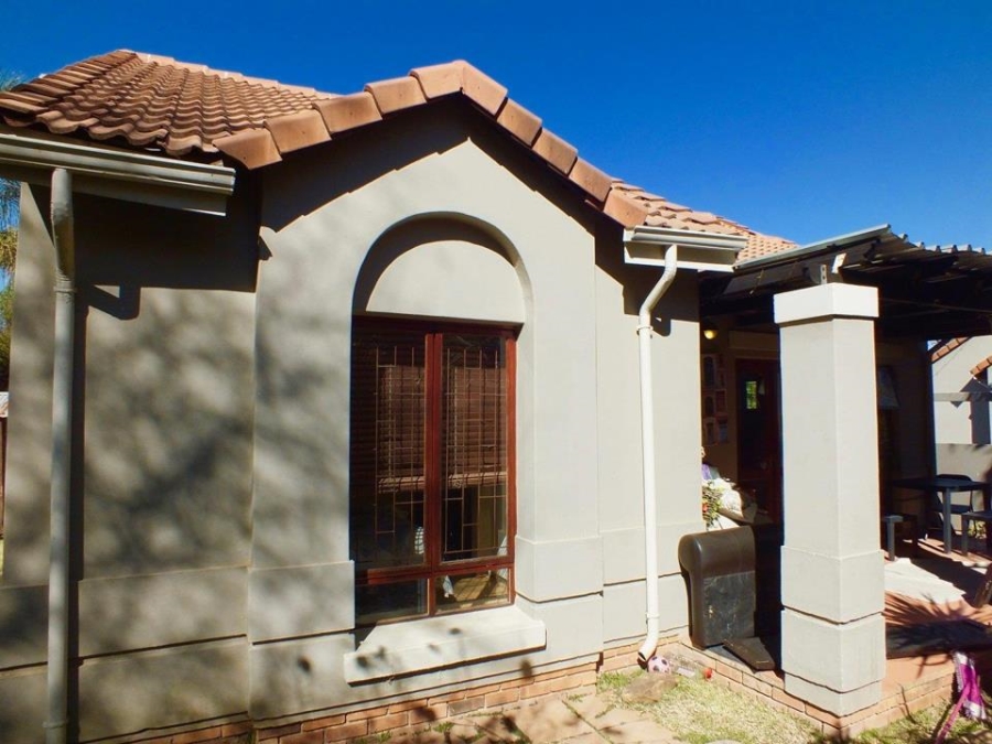 2 Bedroom Property for Sale in Maroeladal Gauteng