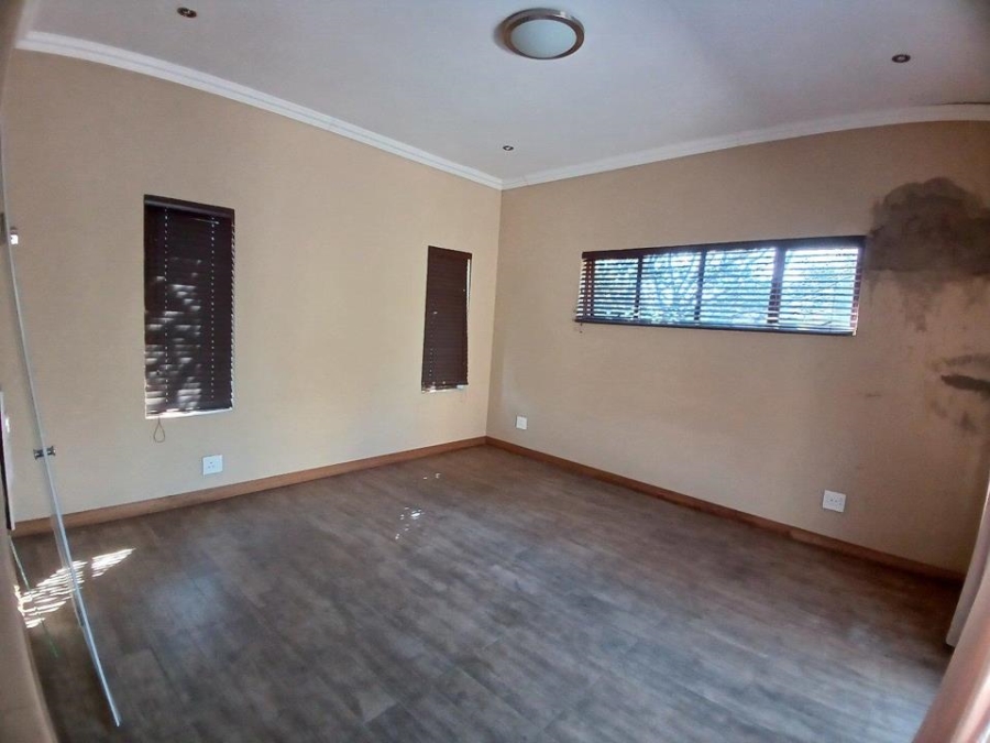 4 Bedroom Property for Sale in Willow Acres Ext 10 Gauteng