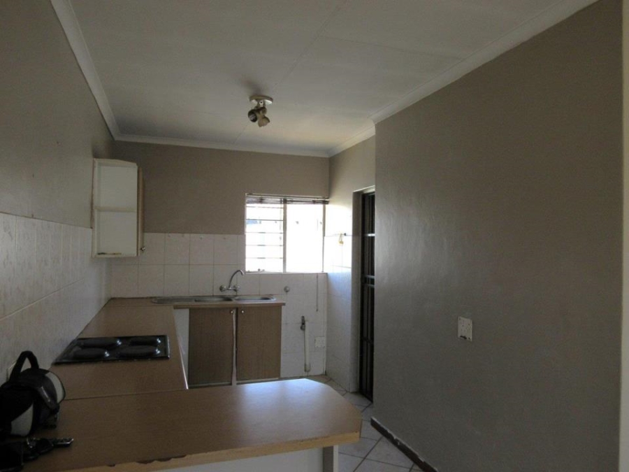 2 Bedroom Property for Sale in Rooihuiskraal North Gauteng