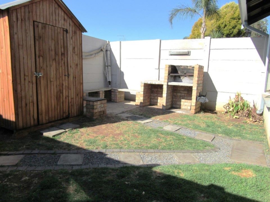 2 Bedroom Property for Sale in Rooihuiskraal North Gauteng