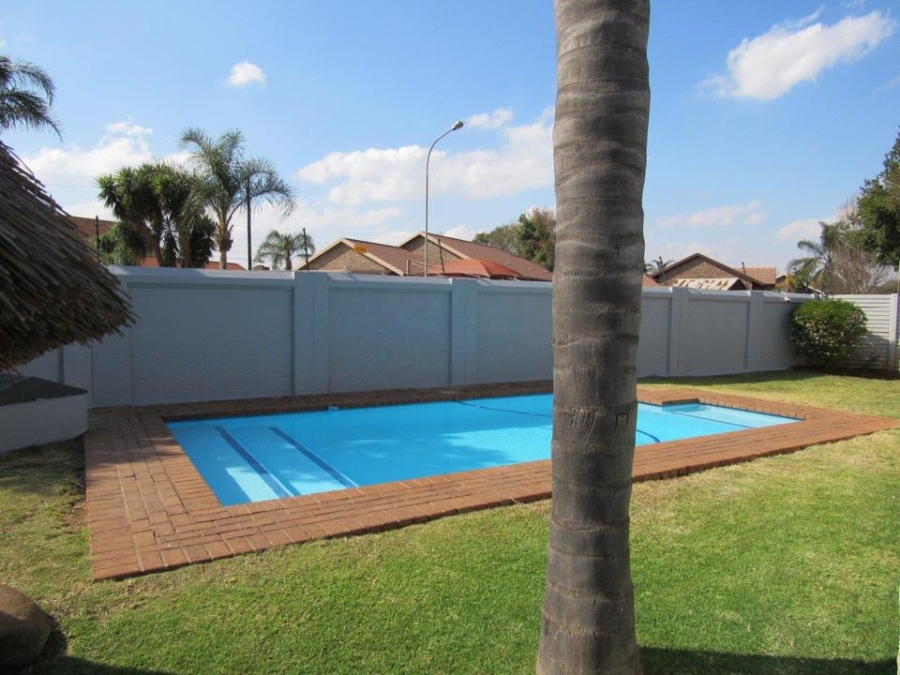 2 Bedroom Property for Sale in Rooihuiskraal North Gauteng