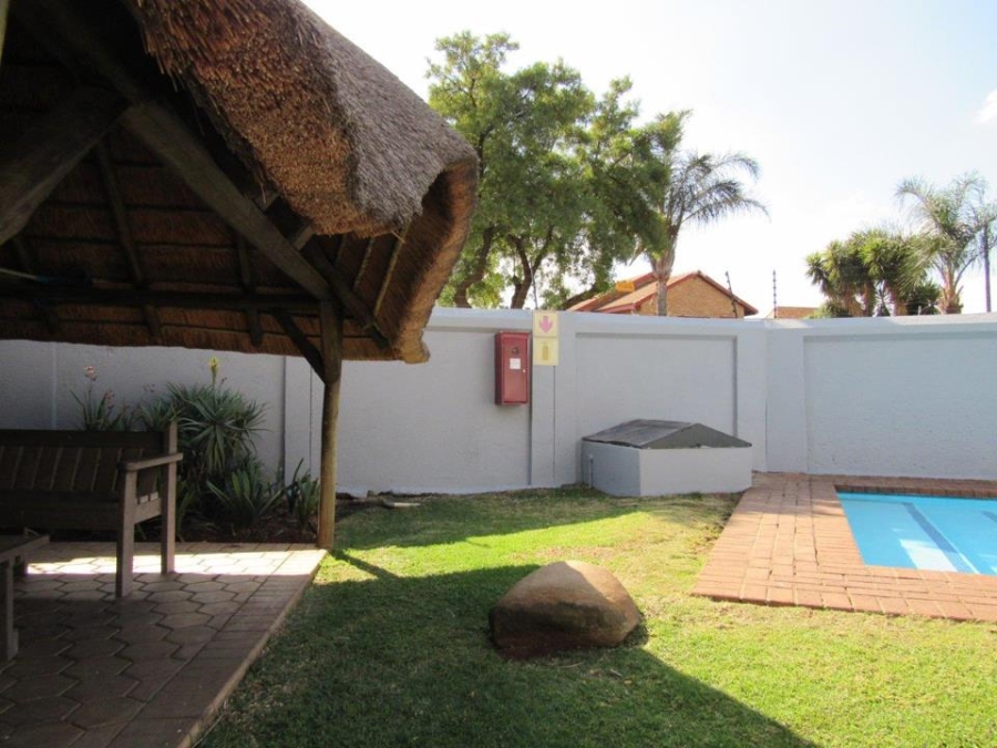 2 Bedroom Property for Sale in Rooihuiskraal North Gauteng