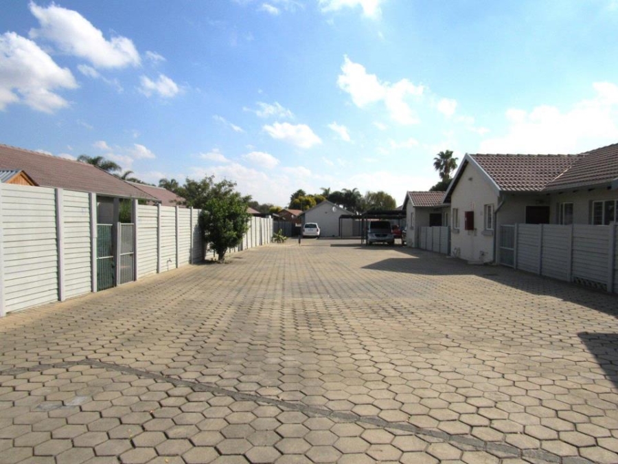 2 Bedroom Property for Sale in Rooihuiskraal North Gauteng