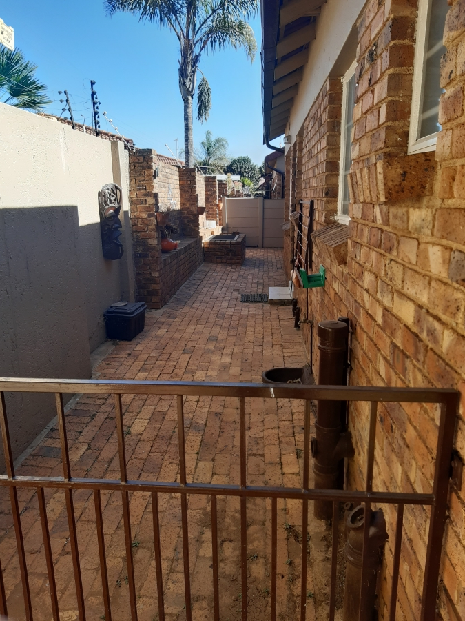 2 Bedroom Property for Sale in Allens Nek Gauteng