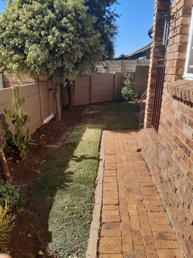 2 Bedroom Property for Sale in Allens Nek Gauteng