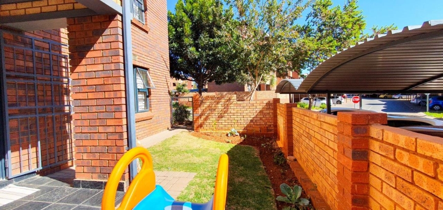 2 Bedroom Property for Sale in La Montagne Gauteng