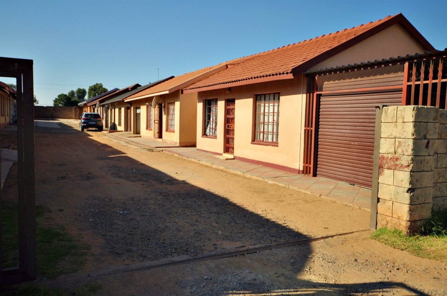 2 Bedroom Property for Sale in Toekomsrus Gauteng