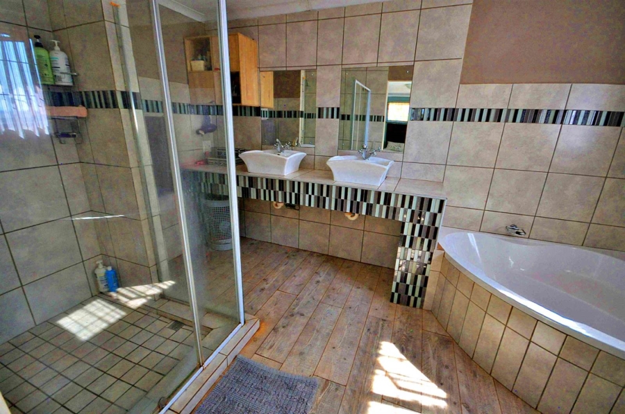 6 Bedroom Property for Sale in Aureus Gauteng