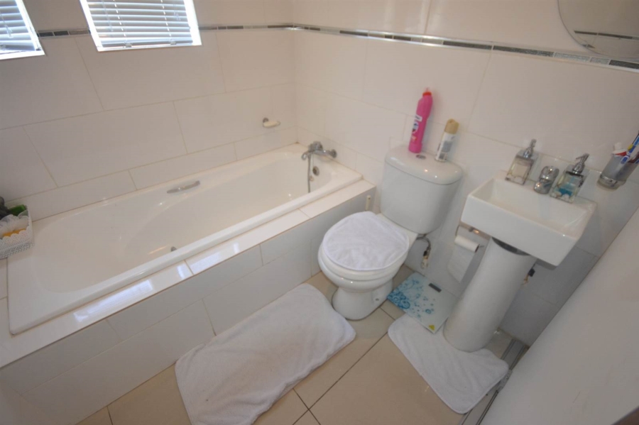 2 Bedroom Property for Sale in Breaunanda Gauteng