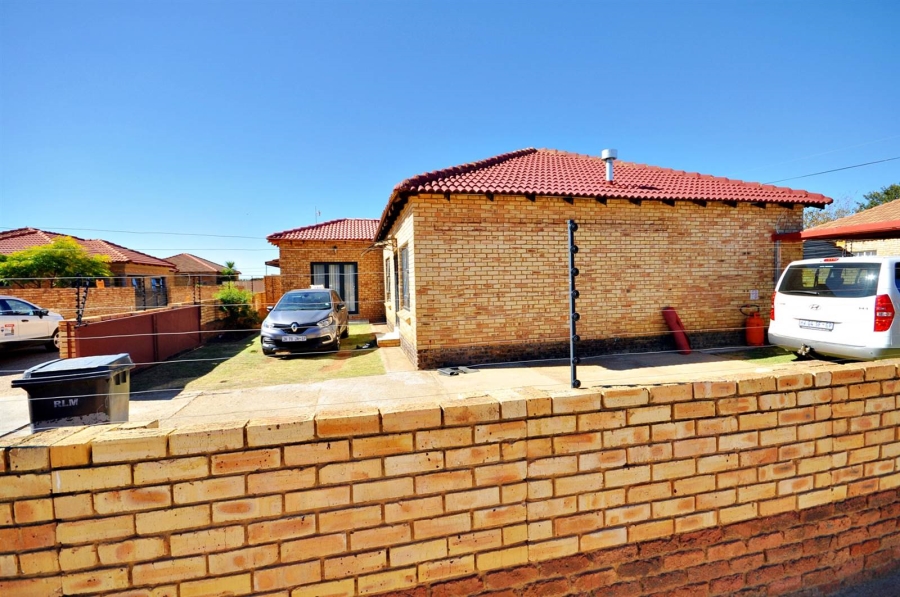 2 Bedroom Property for Sale in Robinpark Gauteng