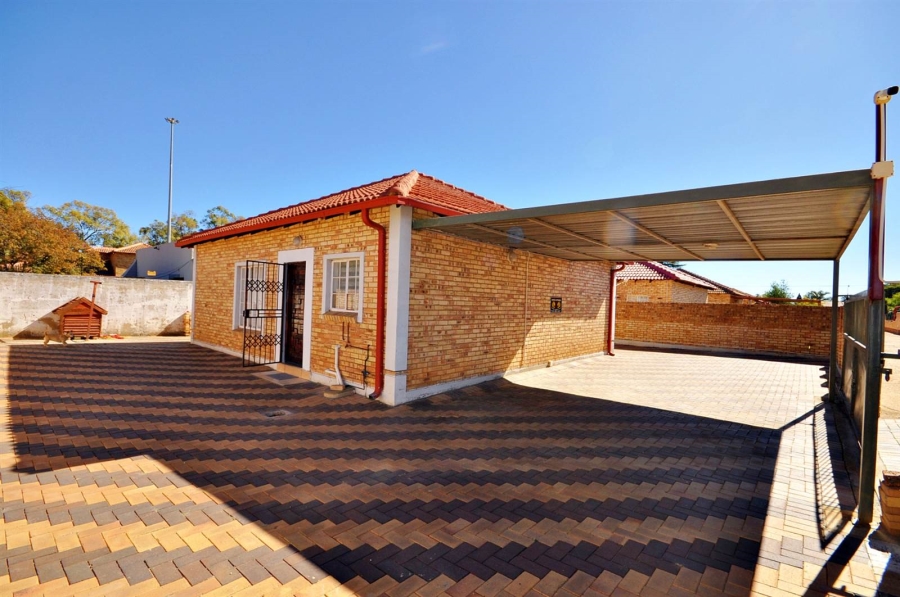 2 Bedroom Property for Sale in Robinpark Gauteng