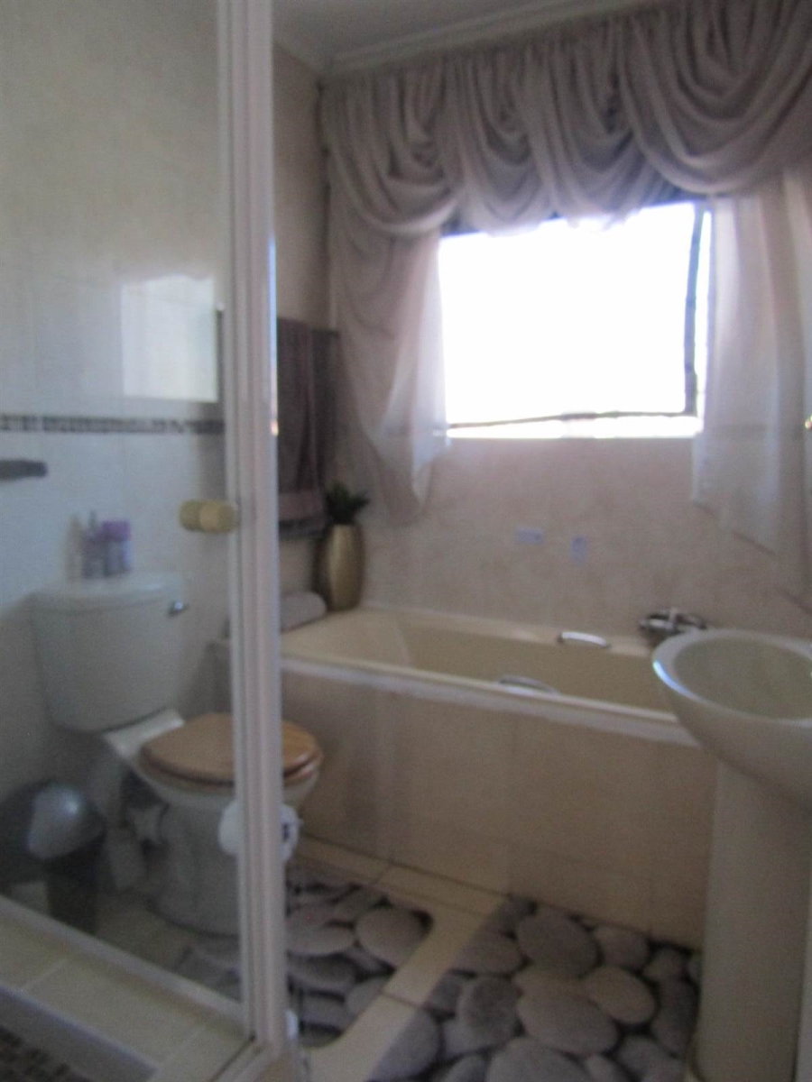 2 Bedroom Property for Sale in Florida Glen Gauteng