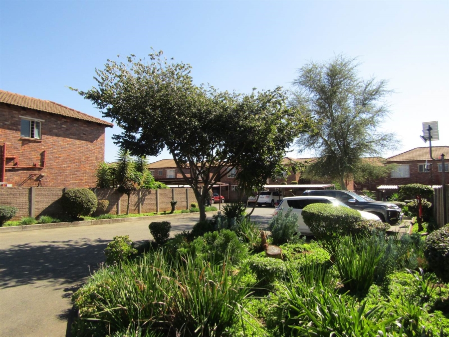 2 Bedroom Property for Sale in Florida Glen Gauteng