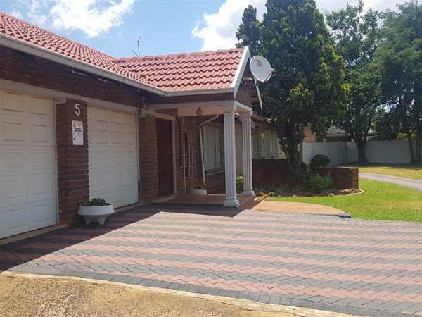 3 Bedroom Property for Sale in Finsbury Gauteng