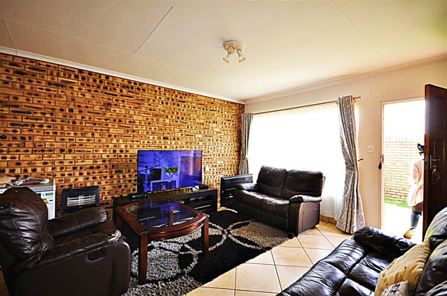 2 Bedroom Property for Sale in Finsbury Gauteng