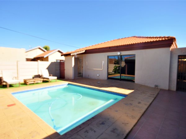 2 Bedroom Property for Sale in Toekomsrus Gauteng