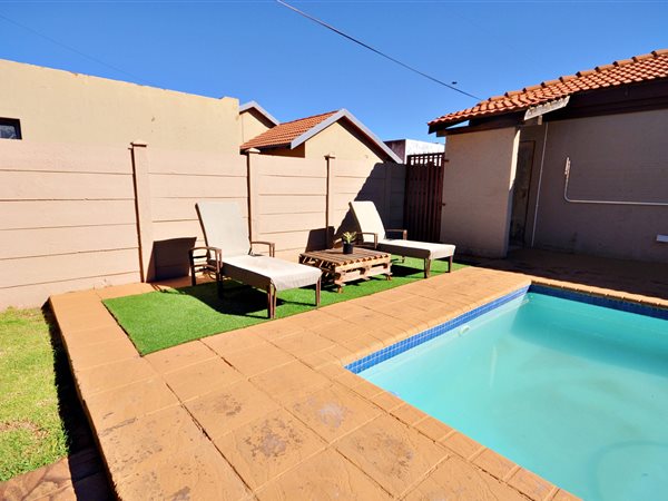 2 Bedroom Property for Sale in Toekomsrus Gauteng