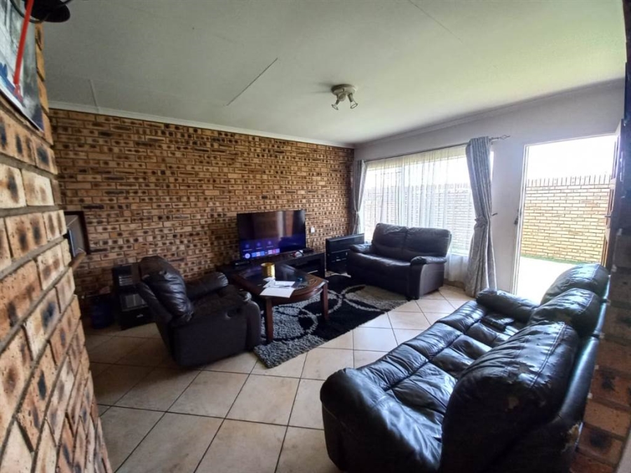 2 Bedroom Property for Sale in Finsbury Gauteng