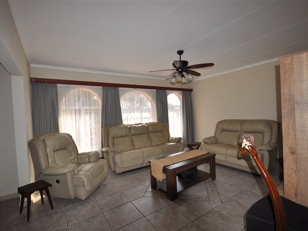 To Let 3 Bedroom Property for Rent in Helderkruin Gauteng