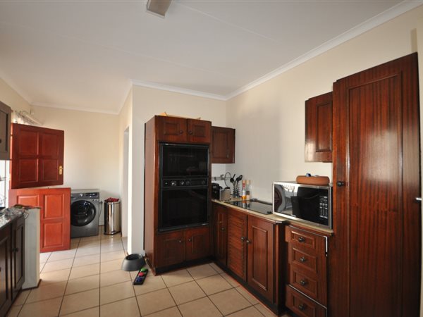 To Let 3 Bedroom Property for Rent in Helderkruin Gauteng