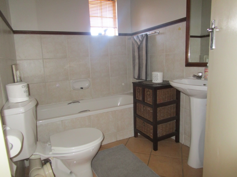 2 Bedroom Property for Sale in Die Hoewes Gauteng