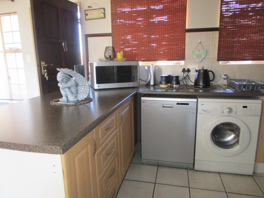 2 Bedroom Property for Sale in Die Hoewes Gauteng