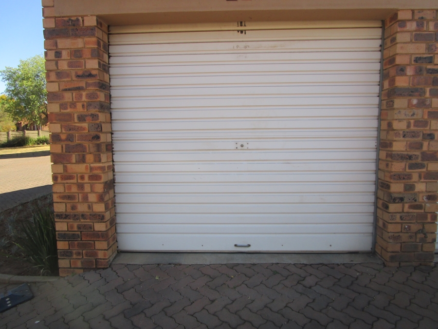 2 Bedroom Property for Sale in Die Hoewes Gauteng