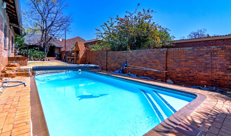 5 Bedroom Property for Sale in Garsfontein Gauteng