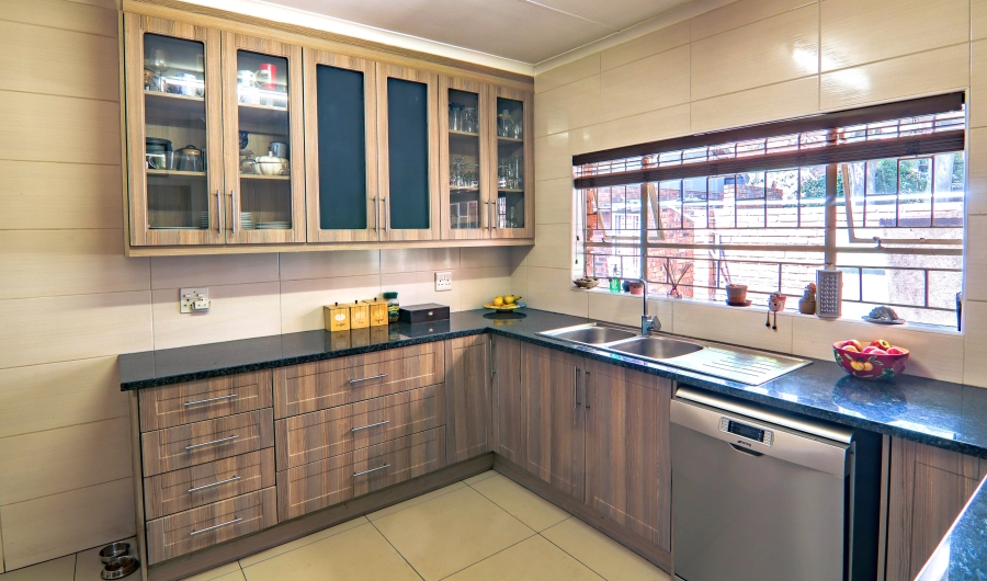 5 Bedroom Property for Sale in Garsfontein Gauteng