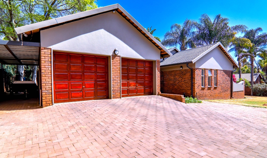 5 Bedroom Property for Sale in Garsfontein Gauteng