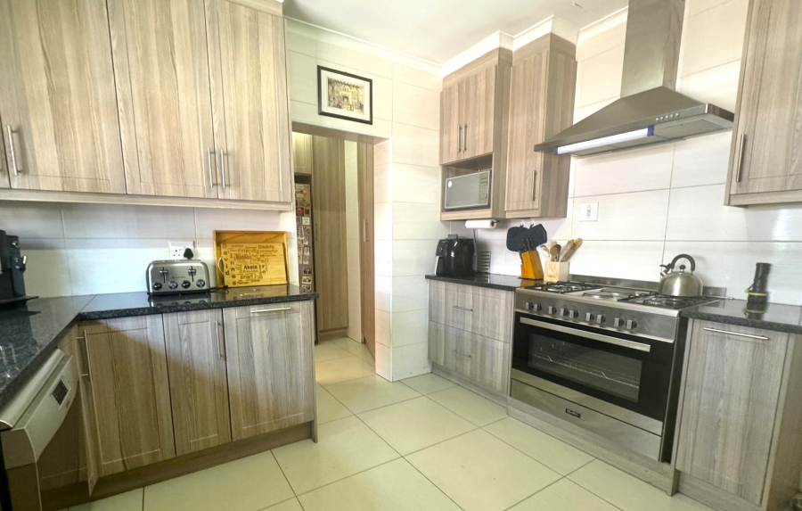 5 Bedroom Property for Sale in Garsfontein Gauteng