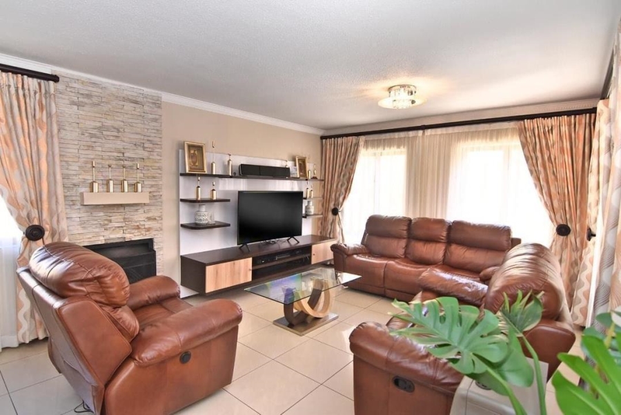 To Let 4 Bedroom Property for Rent in Noordwyk Gauteng