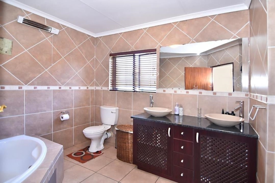 To Let 4 Bedroom Property for Rent in Noordwyk Gauteng