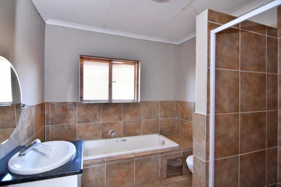 To Let 4 Bedroom Property for Rent in Noordwyk Gauteng