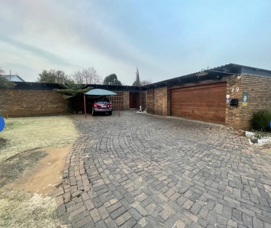 5 Bedroom Property for Sale in Selcourt Gauteng