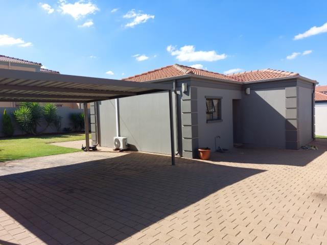 2 Bedroom Property for Sale in Blue Hills AH Gauteng