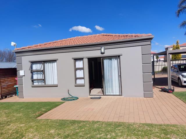 2 Bedroom Property for Sale in Blue Hills AH Gauteng