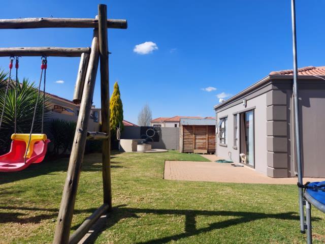 2 Bedroom Property for Sale in Blue Hills AH Gauteng