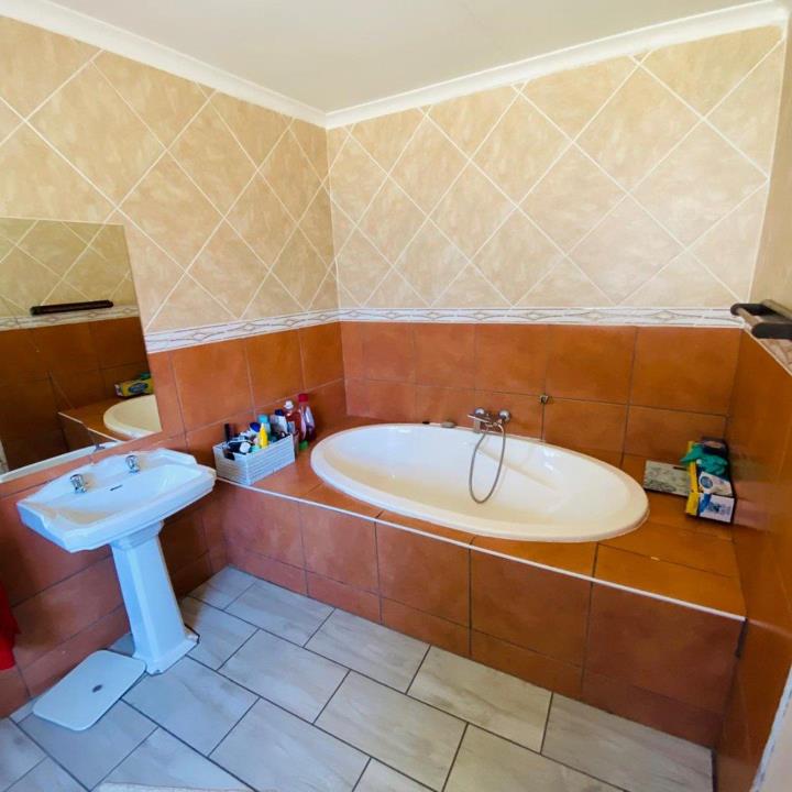 5 Bedroom Property for Sale in The Reeds Gauteng