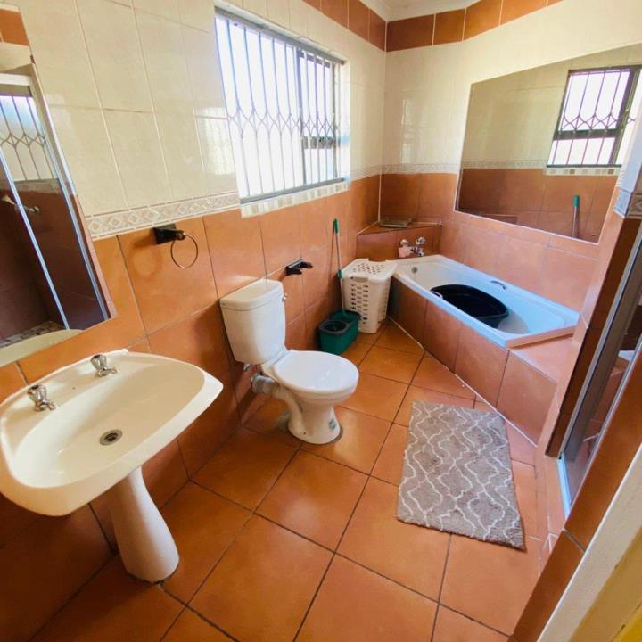 5 Bedroom Property for Sale in The Reeds Gauteng