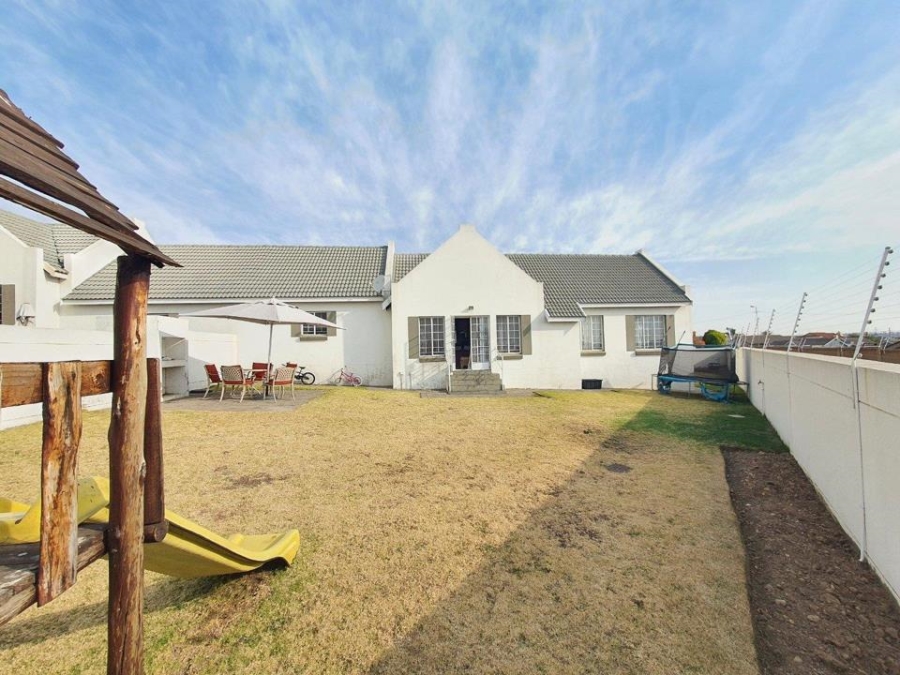 3 Bedroom Property for Sale in Kosmosdal Gauteng