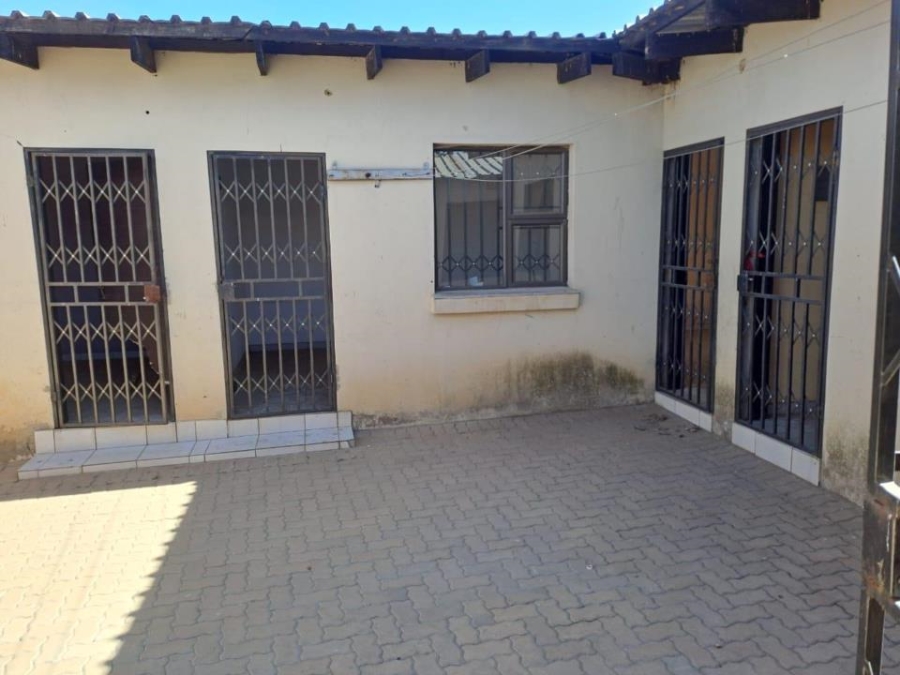 8 Bedroom Property for Sale in Etwatwa Gauteng