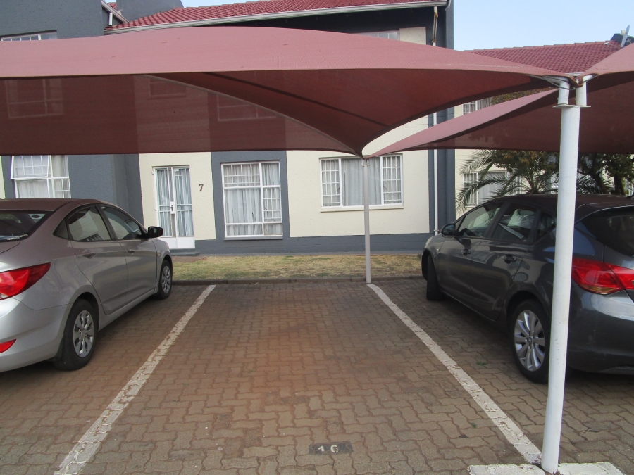 2 Bedroom Property for Sale in Die Hoewes Gauteng