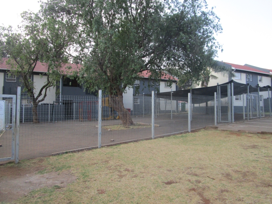 2 Bedroom Property for Sale in Die Hoewes Gauteng