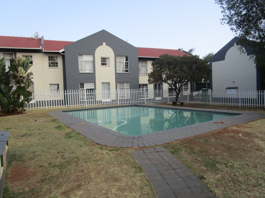 2 Bedroom Property for Sale in Die Hoewes Gauteng