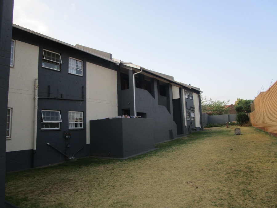 2 Bedroom Property for Sale in Die Hoewes Gauteng