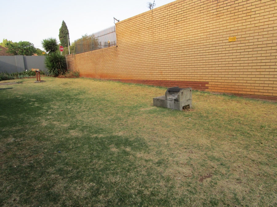 2 Bedroom Property for Sale in Die Hoewes Gauteng