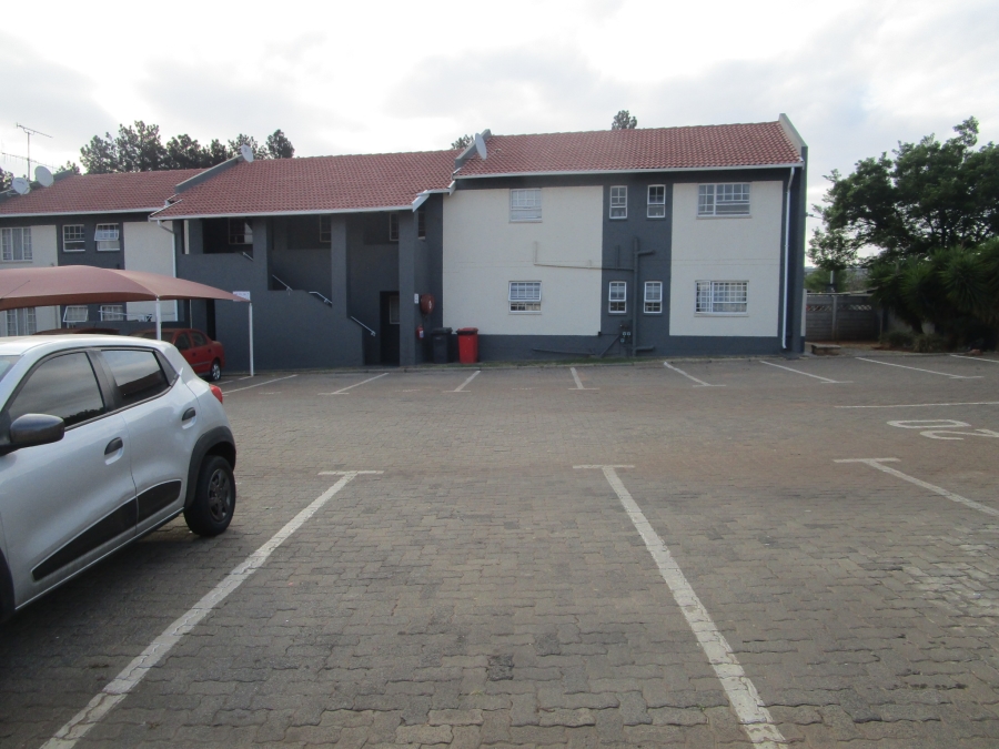 2 Bedroom Property for Sale in Die Hoewes Gauteng