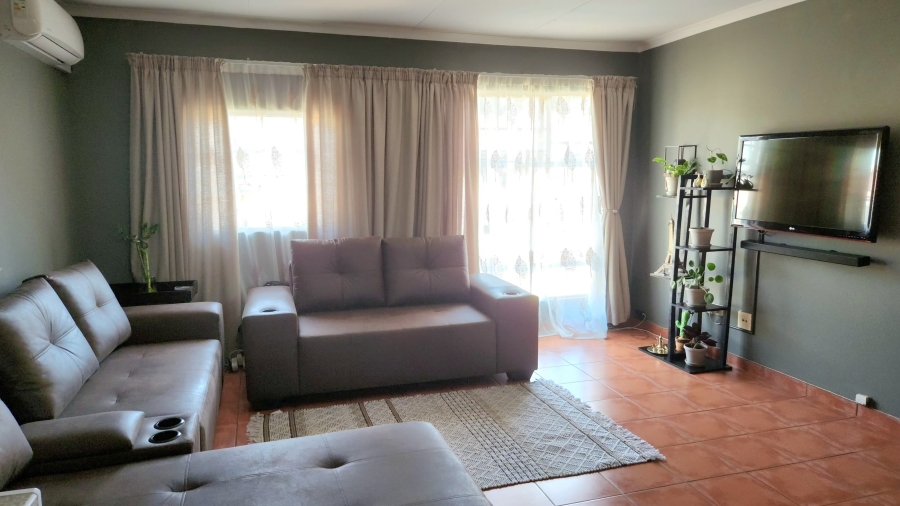 2 Bedroom Property for Sale in Die Hoewes Gauteng